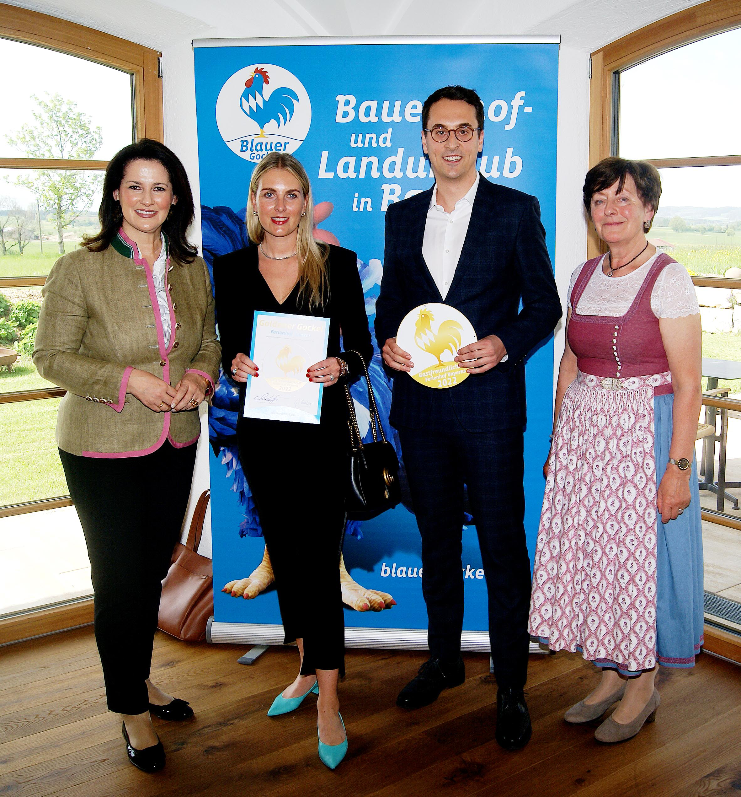 Auszeichnung Goldener Gockel als gastfreundlichster Ferienhof Bayerns 2022