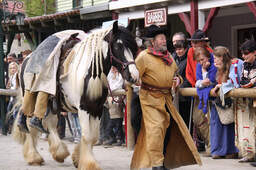 Schauspieler im Westernkostüm mit Pferd in Pullman City im Bayerischen Wald.